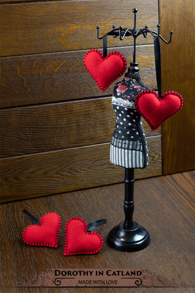 Dorothy In Catland - hanging decorations hearts ornament - ozdobne zawieszki