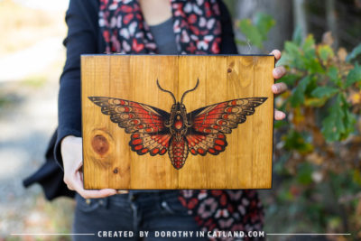 Dorothy in Catland - wall decor with red moth art - Drewniany obrazek z czerwoną ćmą