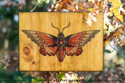 Dorothy in Catland - wall decor with red moth art - Drewniany obrazek z czerwoną ćmą