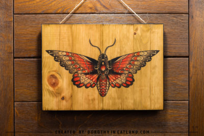 Dorothy In Catland - Farmhouse wall decor with red moth - Drewniany obrazek z czerwoną ćmą