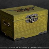 Dorothy in Catland - Green box with yellow moth - Zielona szkatułka - prezent