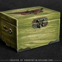 Dorothy in Catland - small jewellery box with red moth - skrzynka w stylistyce tattoo - prezent - gift idea - szkatułka z grafiką oldschool tattoo