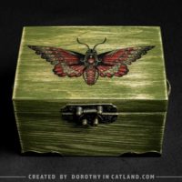 Dorothy in Catland - small jewellery box with red moth - skrzynka w stylistyce tattoo - prezent - gift idea - szkatułka z grafiką oldschool tattoo - box with oldschool tattoo graphics