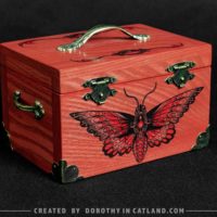 sklep Dorothy in Catland - decorative wooden pink box with moth picture - Unique gift for women - unikalny prezent dla kobiety - różowa szkatułka