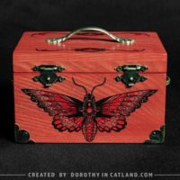 sklep Dorothy in Catland - decorative wooden pink box with moth picture - Unique gift for women - unikalny prezent dla kobiety