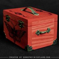 sklep Dorothy in Catland - decorative wooden pink box with moth picture - Unique gift for women - unikalny prezent dla kobiety