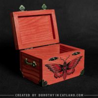 sklep Dorothy in Catland - decorative wooden pink box with moth picture - Unique gift for women - unikalny prezent dla kobiety