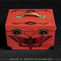sklep Dorothy in Catland - decorative wooden pink box with moth picture - Unique gift for women - unikalny prezent dla kobiety - prezent dla dziewczynki - szkatułka dla dziewczynki - gift for a girl