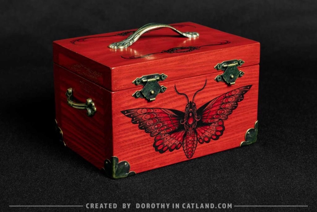 Dorothy in Catland - decorative red small treasure box with moth - Drewniana czerwona szkatułka z ćmą - prezent dla kobiety