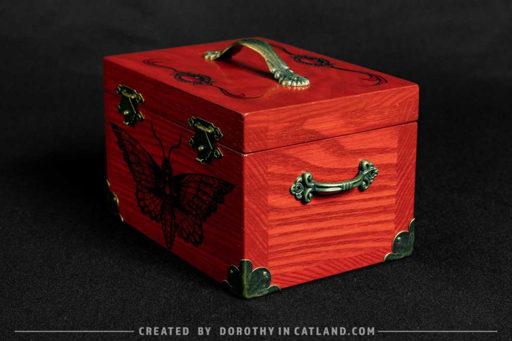 Dorothy in Catland - decorative red wooden box with moth - Drewniana czerwona skrzyneczka z ćmą