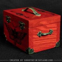 Dorothy in Catland - decorative red wooden box with moth - Drewniana czerwona skrzyneczka z ćmą