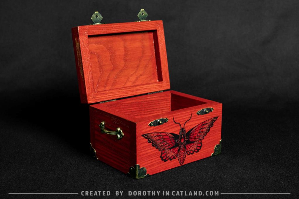 Dorothy in Catland - decorative red wooden box with moth - Drewniana czerwona skrzyneczka z ćmą