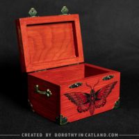 Dorothy in Catland - decorative red wooden box with moth - Drewniana czerwona skrzyneczka z ćmą