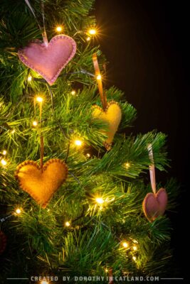 Dorothy in Catland - hanging hearts 6pcs - beige brown pink