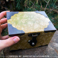 Dorothy-in-Catland-Lovely box with a flower pattern