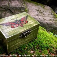 Dorothy in Catland - small jewellery box with red moth - skrzynka w stylistyce tattoo - prezent - gift idea - szkatułka z grafiką oldschool tattoo - box with oldschool tattoo graphics