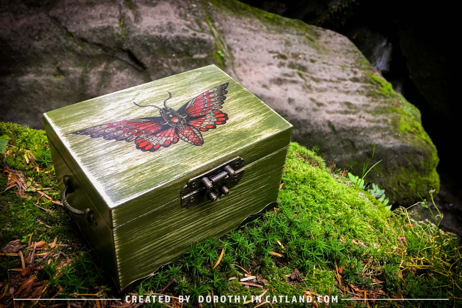 Dorothy in Catland - small jewellery box with red moth - skrzynka w stylistyce tattoo - prezent - gift idea - szkatułka z grafiką oldschool tattoo - box with oldschool tattoo graphics