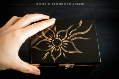 Dorothy in Catland - Czarna szkatułka ze złotym kwiatem oraz ze złotą pszczołą - Black jewellery box with a golden flower and a golden bee