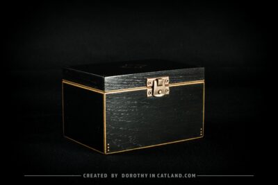 Dorothy in Catland - Czarna szkatułka ze złotymi akcentami - Black treasure box with golden deco