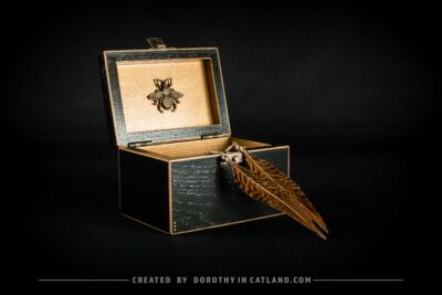 Dorothy in Catland - Czarna szkatułka ze złotą pszczołą - Black treasure box with a golden bee