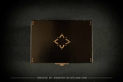 Dorothy in Catland - Czarna szkatułka ze złotymi zdobieniami - Black treasure box with golden deco