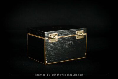 Dorothy in Catland - Czarna szkatułka ze złotymi akcentami - Black treasure box with golden deco