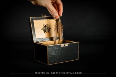 Dorothy in Catland - Czarna szkatułka ze złotą pszczołą - Black treasure box with a golden bee