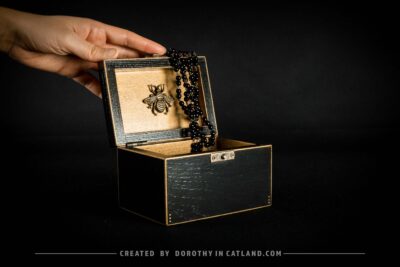 Dorothy in Catland - Czarna szkatułka ze złotą pszczołą - Black treasure box with a golden bee