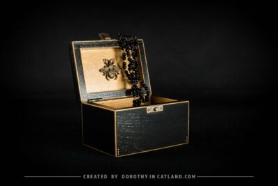 Dorothy in Catland - Czarna szkatułka ze złotą pszczołą - Black treasure box with a golden bee