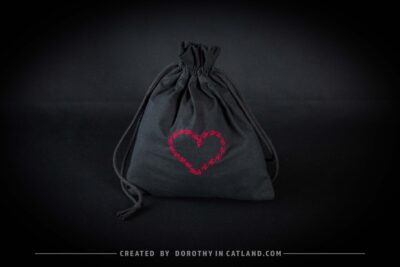 Dorothy in Catland - Woreczek prezentowy z sercem - sakiewka - Black reusable gift bag with a heart