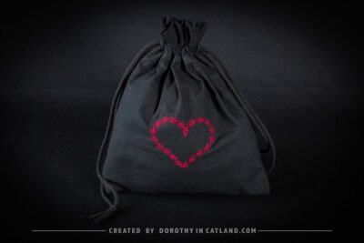Dorothy in Catland - Woreczek prezentowy z sercem - sakiewka - Black reusable gift bag with a heart