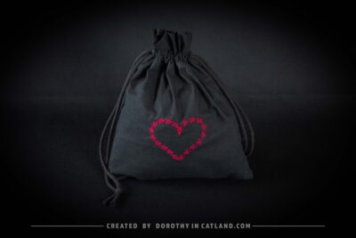 Dorothy in Catland - Woreczek prezentowy z sercem - sakiewka - Black reusable gift bag with a heart