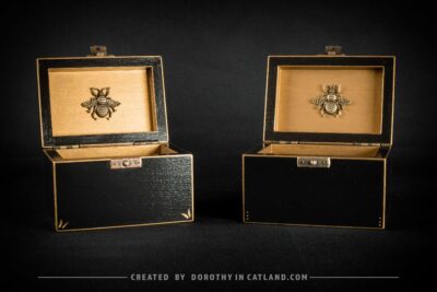Dorothy in Catland - Czarna szkatułka ze złotą pszczołą - Black treasure box with a golden bee