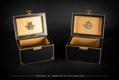 Dorothy in Catland - Czarna szkatułka ze złotą pszczołą - Black treasure box with a golden bee