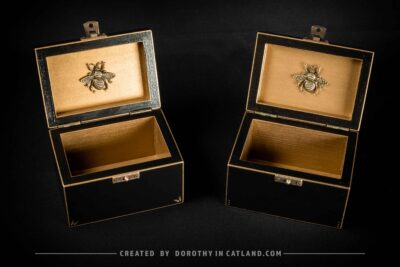 Dorothy in Catland - Czarna szkatułka ze złotą pszczołą - Black jewellery box with a golden bee