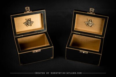 Dorothy in Catland - Czarna szkatułka ze złotymi akcentami - Black treasure box with golden deco