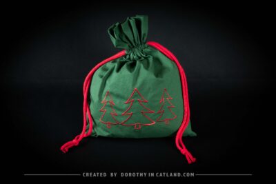 Dorothy in Catland - Zielony woreczek ze sznurkami i z czerwonymi choinkami - Green drawstring bag with red trees