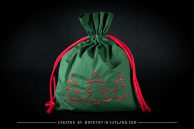 Dorothy in Catland - Zielony woreczek ze sznurkami i z czerwonymi choinkami - Green drawstring bag with red trees