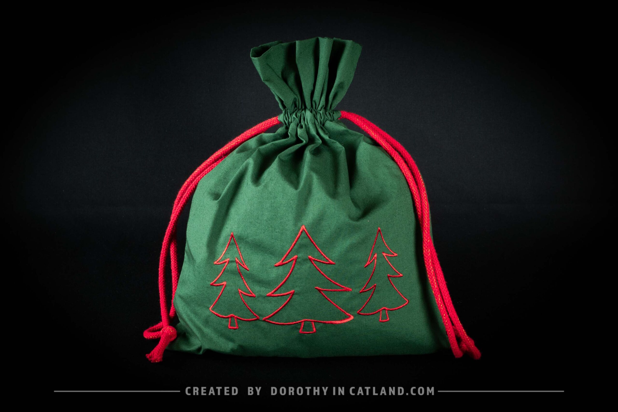 Dorothy in Catland - Zielony woreczek ze sznurkami i z czerwonymi choinkami - Green drawstring bag with red trees