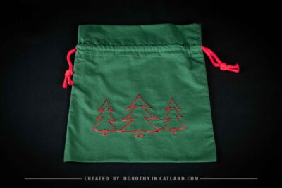 Dorothy in Catland - Woreczek z czerwonymi choinkami - Drawstring bag with red trees