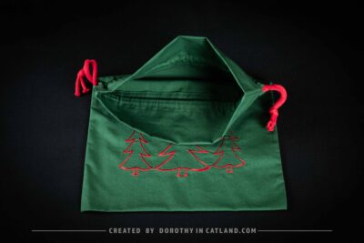 Dorothy in Catland - Woreczek z czerwonymi choinkami - Drawstring bag with red trees