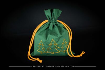Dorothy in Catland - Zielony woreczek prezentowy z żółtymi choinkami - Green gift bag with yellow Christmas trees