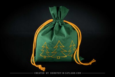 Dorothy in Catland - Zielony woreczek prezentowy z żółtymi choinkami - Green gift bag with yellow Christmas trees
