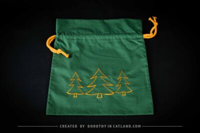 Dorothy in Catland - Zielony woreczek z żółtymi choinkami - Green gift bag with yellow trees