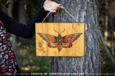 Dorothy in Catland - wall decor with red moth art - Drewniany obrazek z czerwoną ćmą