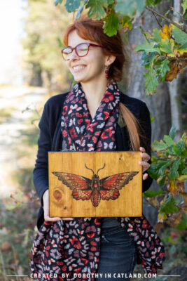 Dorothy in Catland - wall decor with red moth art - Drewniany obrazek z czerwoną ćmą