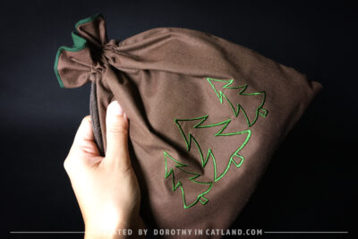 Dorothy in Catland - Brown drawstring bag with Holiday tree - Christmas trees - Brązowy woreczek z choinkami