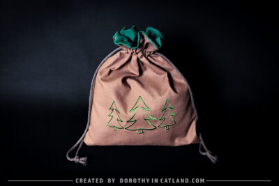 Dorothy in Catland - Brown drawstring bag with Holiday tree - Christmas trees - Brązowy woreczek z choinkami