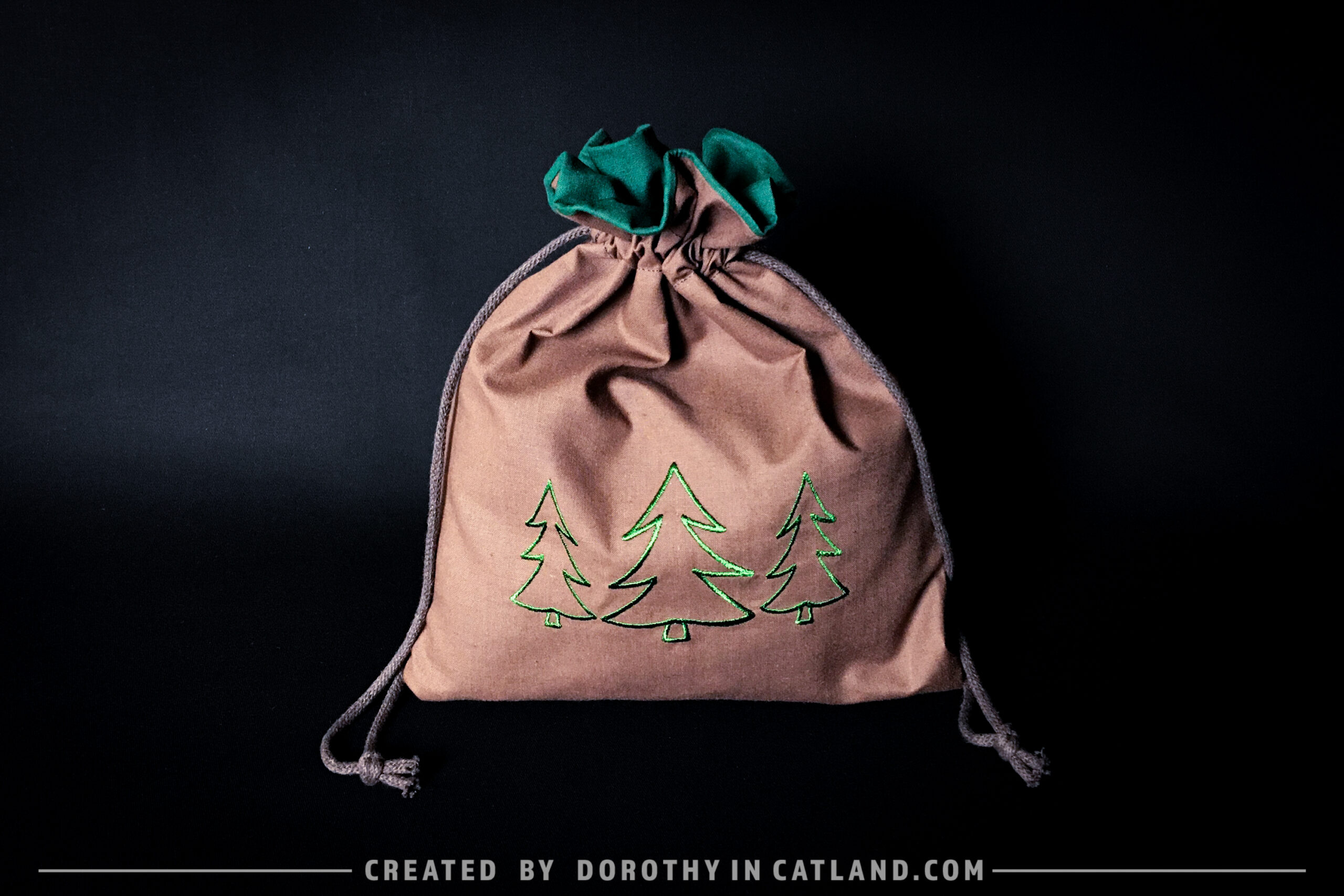 Dorothy in Catland - Brown drawstring bag with Holiday tree - Christmas trees - Brązowy woreczek z choinkami