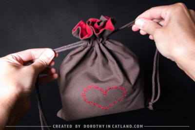 Dorothy in Catland - Brown sachet bag with a heart